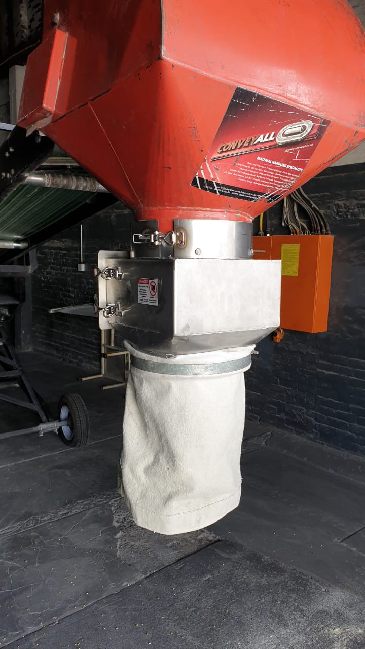 Grid / grate magnet on stacking conveyor outlet 